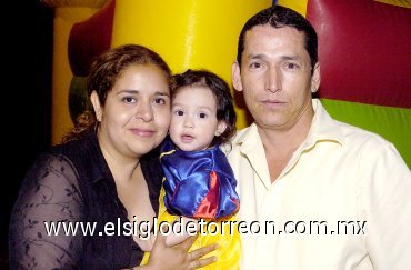 10042007
Alondra García Rojas cumplió un añito y por tal motivo sus papás Arturo García y Adriana de García le organizaron una bonita piñata