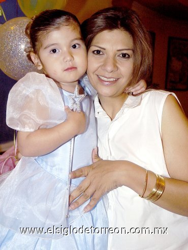 10042007
Ana Cecilia Arias García en su fiesta de cumpleaños acompañada por su mamá Cecilia García
