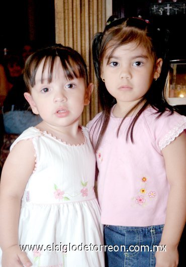 10042007
Vanessa Valenzuela Venegas quien cumplió dos años en días pasados acompañada por su primita Gabriela Chávez.jpg