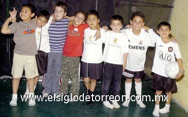 12042007
Marco Aurelio Zorrilla Remírez con sus amiguitos, en su fiesta de cumpleaños