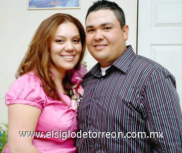 08042007
Jeannette Dueñas Curiel y Julio Iván Odriozola Cerpa disfrutaron de una despedida de solteros en días pasados, que les organizaron María del Carmen Cerpa y Mary Esparza Negrete.