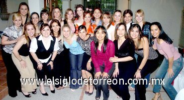 09042007
Angélica López Cuéllar junto a familiares y amigas