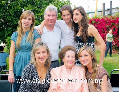 Yolanda Attolini de Estrada con su hijo Gerardo Estrada Attolini, su nuera Maricela Garza de Estrada y sus nietos Maricela, Ana Gaby, Mónica y Gerardo Estrada Garza.