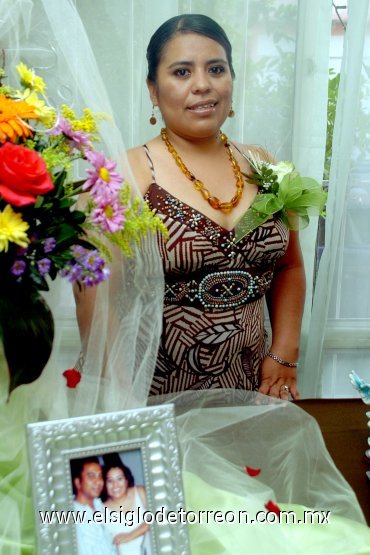 13042007
María del Carmen Calderón Ramírez, en su despedida de soltera con motivo de su boda con Leonardo Cruz, que se celebrará el día de hoy