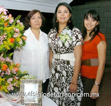 13042007
Rosa Elena Gutiérrez junto a Caridad Tajoya y Fernanda Gutiérrez, anfitrionas de su despedida con motivo de su boda con Vicente García Rosas a celebrarse hoy