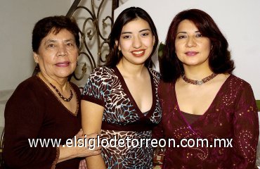 14042007
Laura Analí Ibarra Parra acompañada de Laura Elena Parra de Ibarra y Josefina López de Ibarra, anfitrionas de su fiesta pre nupcial