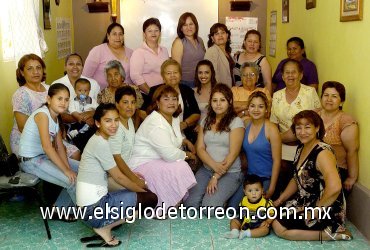 14042007
Nancy Janeth Guzmán Anguiano fue felicitada con motivo de su próximo matrimonio, en la despedida de soltera que le ofrecieron sus familiares