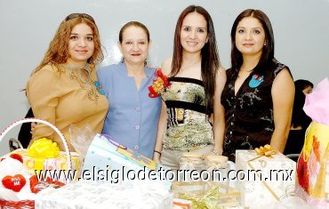 14042007
Teresa Navarro Alba junto a Jovita de Navarro, Marina de Jácquez y Zaide Navarro, anfitrionas de su despedida