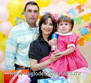 14042007
Ana Lucía García Gianacópulos festejó su segundo cumpleaños junto a sus padres, Raul García y Rosy Gianacópulos