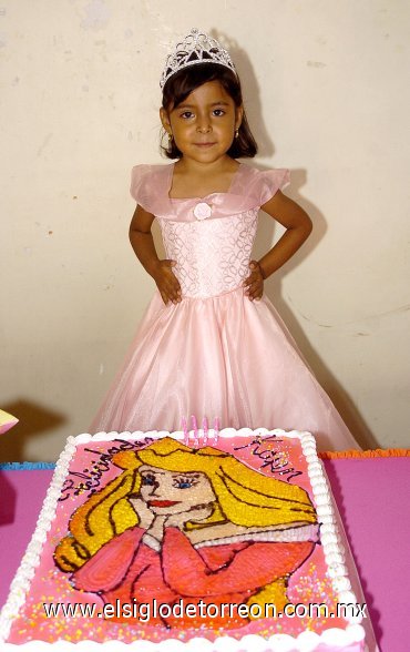 14042007
Como una princesita, Karen Yuridia Hernández festejó su cuarto cumpleaños