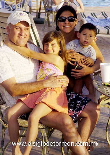 15042007
Cuahutémoc, Alejandra y Bárbara Estrella junto a Diego Rodríguez Luna