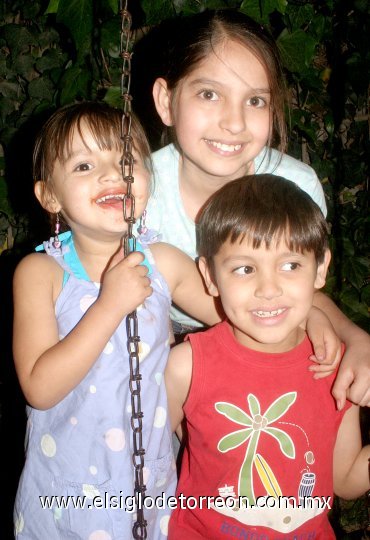 15042007
Luisa Fernanda, Manuel y Paulina Madrid, en reciente festejo