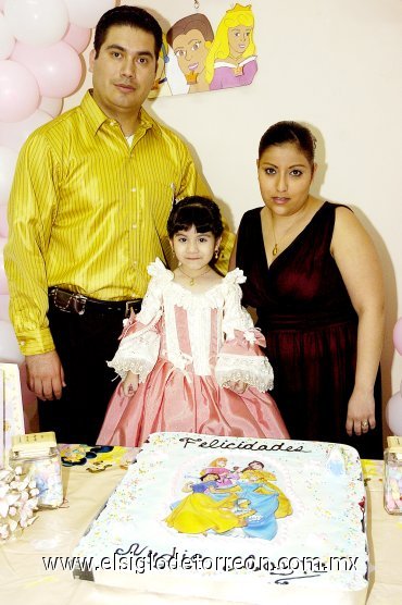 15042007
Nydia Mayte Alcázar Cervantes junto a sus padres, Jesús Manuel y Mirna Guadalupe Alcázar, quienes le organizaron una divertida fiesta de tercer cumpleaños