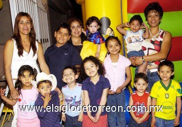 15042007
Rodeada de sus amiguitos, Alondra García Rojas festejó su primer añito de vida; la alegre reunión fue preparada por sus padres, Arturo y Adriana García