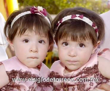 15042007
América y Andrea Ulloa Castillo cumplieron dos añitos de edad, por lo cual fueron festejadas por sus padres, Américo y Luz Aurora