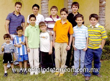 13042007
Ale y Ruben Cruz, Luis Arenal, José y Andrés Montaña, Jesús Rodrigo Martínez, Manolo Mendoza, Gil y Adrían González, Rafael Montaña y Diego Carlos han hecho una bonita amistad