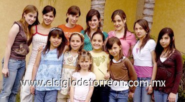 13042007
Regina Carlos, Geno Cruz, Sofía Carlos, Adriana Martínez, Lorena Martínez, María Isabel Montaña, Gaby Montaña, Fernando Izaguirre, Paulina Izaguirre, Beatriz y Andrea Arenal y Lulú Martínez