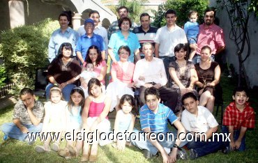 15042007
Don Héctor Matuk Facio acompañado de su esposa Ofelia, sus hijos y sus nietos Luis Héctor, Alejandro, Jonathan, Katerina, Amaury, Nayeli, Naima, Nadia, Rodrigo y David