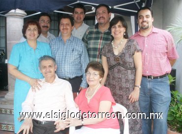 15042007
Don Héctor Matuk Facio, disfrutó de una fiesta de cumpleaños organizada por su esposa Ofelia y sus hijos Héctor, Alejandro, Ana Lucía, Cristina, Luis Fernando, Víctor y Federico Matuk Núñez