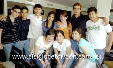 15042007
Gaby Espinoza Barraza acompañados de sus amigos Omar Zarzar, Mariana Navarrete, Ana Lucía Soto, Ana Ceci Giacomán, Estefanía Elósegui, Chava, Beto Hermosillo, Jorge Diez y Eugenio Treviño