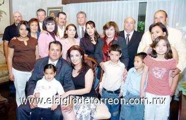 15042007
Julieta Alarcón y Saúl Padilla acompañados de la familia Padilla, en su despedida de solteros