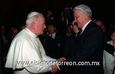En el exterior Yeltsin inicialmente fue admirado por su desafío al monolítico sistema soviético.