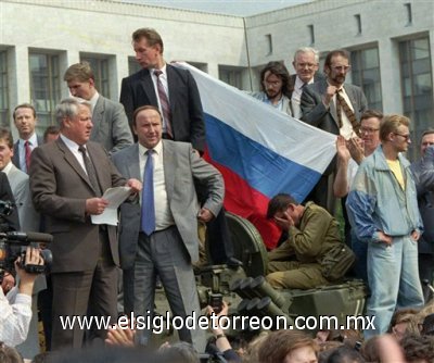 Yeltsin fue elegido primer presidente ruso el 12 de junio de 1991, cuando Rusia era todavía una de las repúblicas de la Unión Soviética.