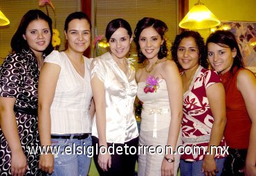 16042007
María Guadalupe Soto acompañada de sus amigas, en su despedida de soltera