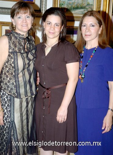 17042007
Cristy acompañada de la anfitriona de la reunión, Gaby Garza de García y de su mamá Ana Rosa García de Carlos