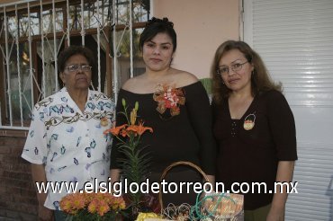 18042007
Laura Ileana Hernández Zúñiga acompañada de las anfitrionas de su fiesta pre nupcial, Laura Leticia Zúñiga de Hernández y Martha Martínez de Reyes