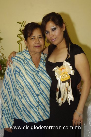 18042007
Marcela Torres Caldera en su despedida de soltera en cmpañía de su mamá, Evangelina Caldera de Torres