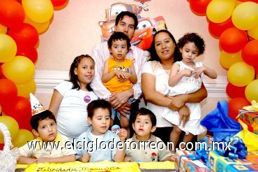 16042007
Manuel Solís Islas cumplió tres años de edad, motivo por el cual fue festejado por sus padres, Manuel Solís Trejo y Ana Rosa Islas de Solís