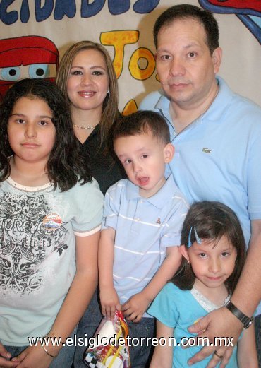 17042007
El pequeño José Manuel Arias cumplió tres años y fue festejado con una bonita piñata organizada por sus papás Manuel Arias y Mariana Rodarte y sus hermanitas Valeria y Mariana