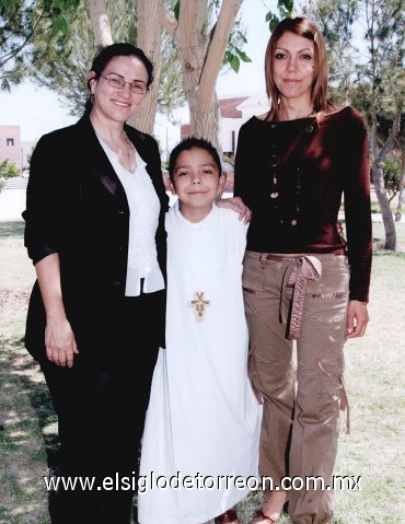 18042007
Jesús Eduardo Zúñiga Villarreal, el día de su Primera Comunión con su mamá, Dafne Villarreal Guerrero y su madrina, Mayela Villarreal de Calderón
