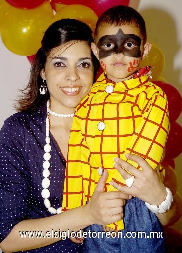 18042007
José Alfonso López Blanco fué festejado por su mamá María Elena López, al cumplir cuatro años de edad