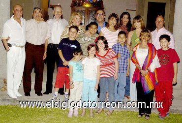 18042007
El señor Jorge Martínez Herrera vino de Monterrey para festejar su cumpleaños con sus hermanos, amigos y demás familiares