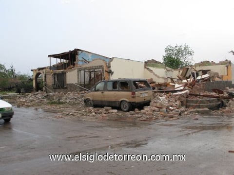 Se necesita muchos millones de pesos para lograr la restauración de la zona,  Villa de Fuente seguirá a oscuras toda la semana,  por lo menos,  la Comisión Federal de Electricidad restableció el 60 por ciento del fluido eléctrico en la ciudad de Piedras Negras,  gracias al apoyo de Estados Unidos.