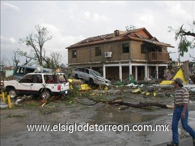 El fenómeno meteorológico,  que se calcula duró aproximadamente 20 minutos,  destruyó casas,  levantó techos,  arrancó árboles de raíz,  dañó severamente decenas de coches y autobuses de transporte urbano y arrasó con la iglesia.