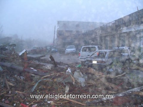 Una tromba que azotó Piedras Negras, Coahuila, dejó daños incalculables en establecimientos comerciales, fábricas, viviendas, vehículos y en el sistema de alumbrado público de la ciudad.