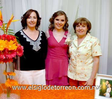 19042007
Estela González Montemayor de Camarillo y María Esther Hiriart de García de Alba, anfitrionas de la celebración junto a la futura novia