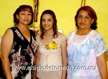 19042007
Nancy Janeth Guzmán Anguiano junto a las anfitrionas de su despedida de soltera, Rosy Méndez y Olga Lidia Salazar de López