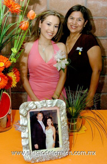 20042007
Silvia Loera Vázquez junto a su mamá, Irma Vázquez de Ortíz, anfitriona de su despedida