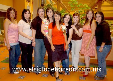 22042007
Isela Dávila, Lupita Miranda, Nadia González, Lily Segovia, Judith Garza, Gladys Osorio, Claudia Landeros y Jéssica Roldán acompañaron a Mayra en su despedida.