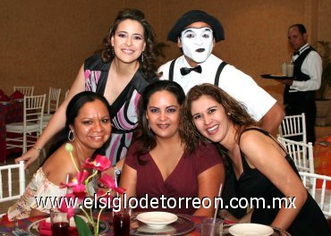 22042007
La feliz novia con sus amigas Arlene Méndez, Daniela Rodríguez y Ana Cecilia Zavala.