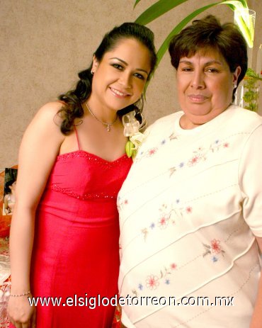 22042007
La festejada en compañía de su suegra, María Elena de la O de Urbina.