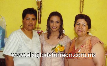 22042007
Nancy Janeth Guzmán Anguiano junto a Rosy de Méndez y Olga Lidia Salazar de López, anfitrionas de su despedida.
