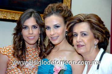 25042007
Marilé Ávila García, en su despedida de soltera acompañada por su hermana, Daniela Ávila y su mamá, María Elena García C. de Ávila