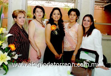 25042007
Sara junto a su mamá, Rosario Mayorga Escareño, su futura suegra, Blanca Alicia Morales de González, así como Eida de González y Laura.