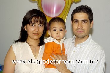 19042007
El pequeño Adrián Robles Ortiz fue festejado por sus papás, Silvia Azucena Ortíz de Robles y Raúl Robles del Río, al cumplir su primer año de vida