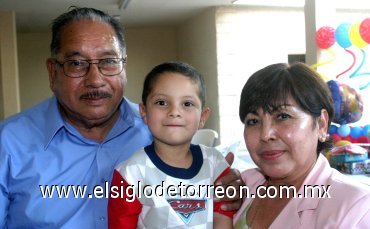19042007
Emiliano Sebastián Fong Soto junto a sus abuelos, Raúl y María Isabel Fong, el día que festejó su tercer cumpleaños
